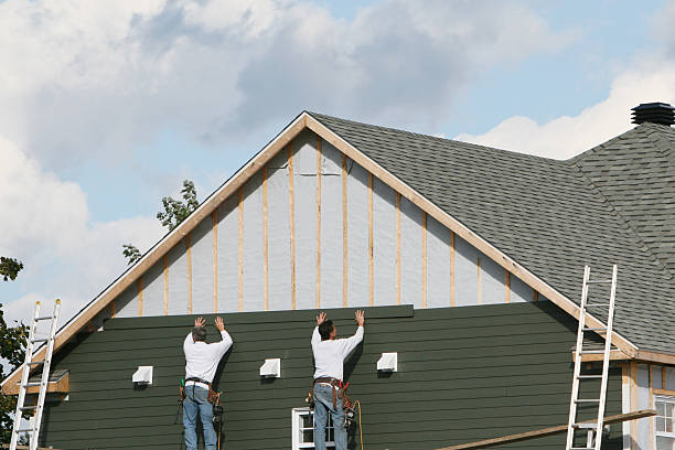 Professional Siding technician working in Chester, IL
